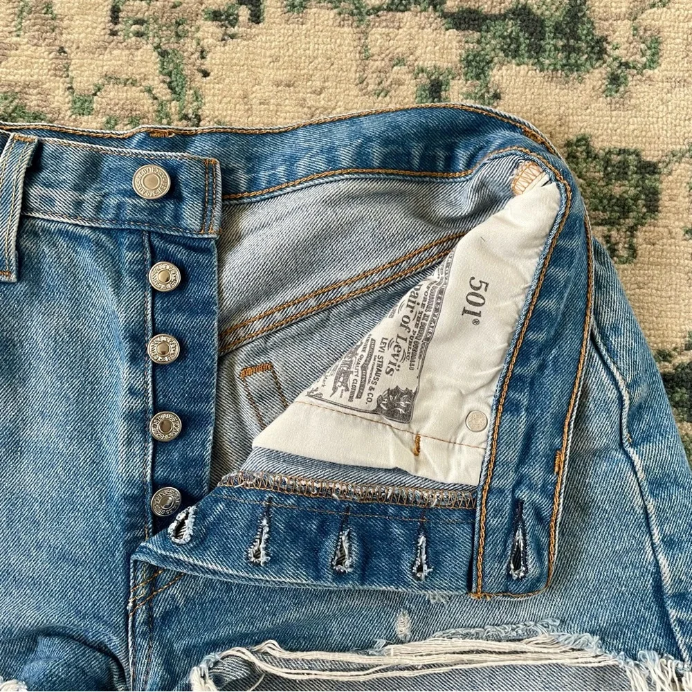 Levi’s 501 Levi Strauss Cut Off Button Fly Blue Jean Denim Shorts Distressed - Picture 7 of 14